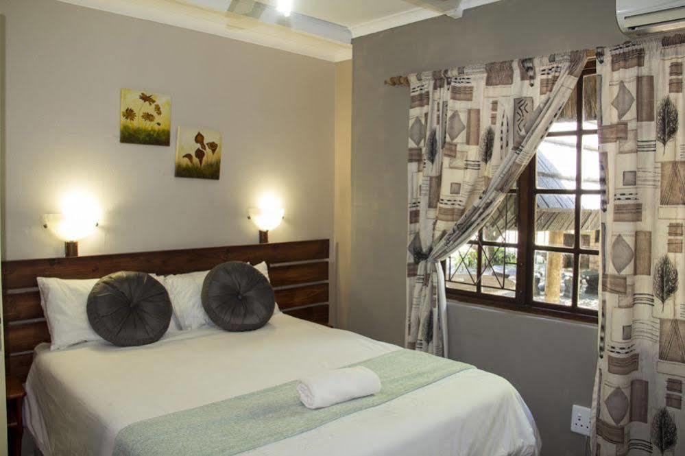 Aristo Manor Hotel Ричардс Бей Екстериор снимка